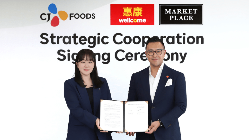 DFI零售集團零售食品（香港及澳門）常務董事陳建麟（右）與CJ Foods首席商務及策略總監Teresa Bae於首爾舉行的合作簽署儀式。