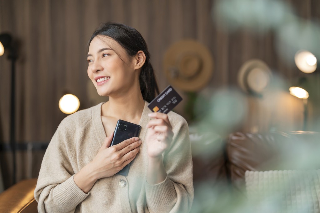 若以工銀亞洲的信用卡交稅計劃借150萬元,再到東亞敍造4厘的半年定存,扣除貸款利息支出,淨賺約2.7萬元。 若以工銀亞洲的信用卡交稅計劃借150萬元,再到東亞敍造4厘的半年定存,扣除貸款利息支出,淨賺約2.7萬元。