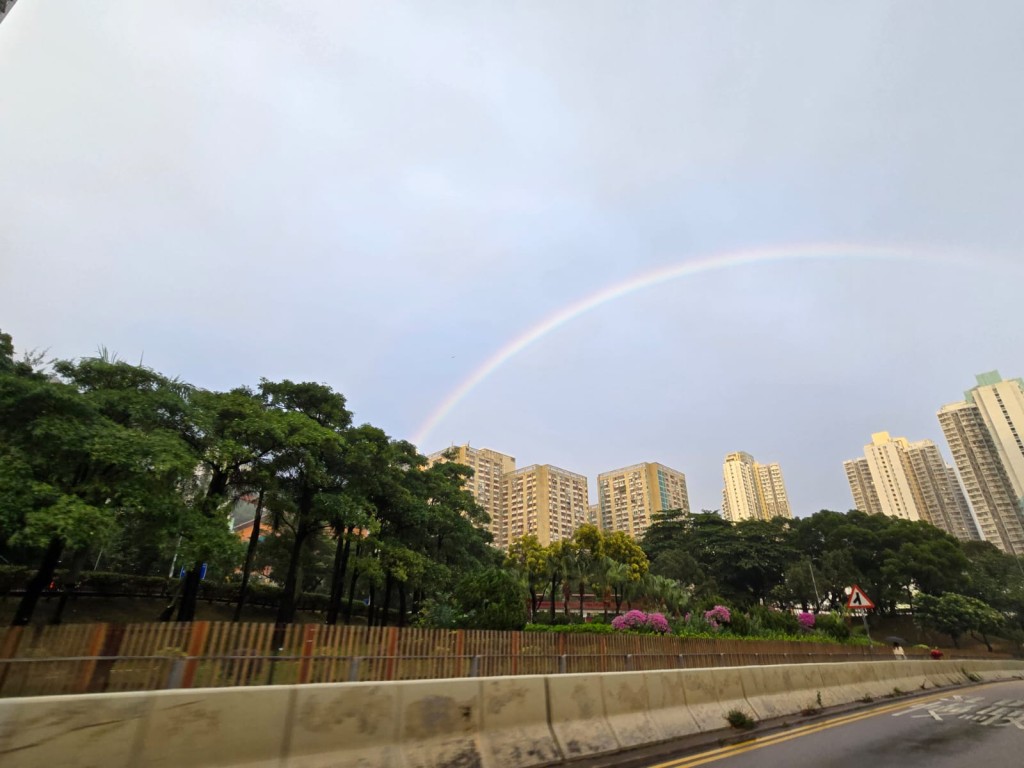 龍翔道及黃大仙上空出現雙彩虹。 龍翔道及黃大仙上空出現雙彩虹。