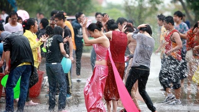 雲南潑水節公告,嚴禁借機調戲婦女。