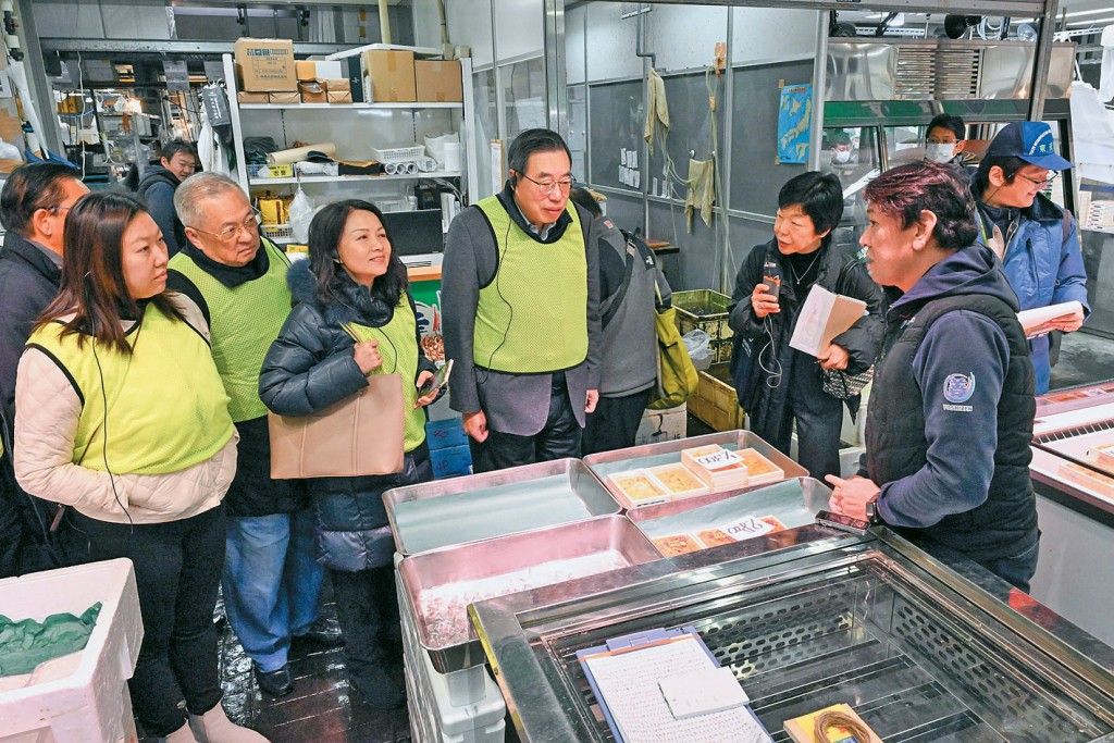 梁君彥上月率領7名議員往東京進行職務考察,曾參觀以海產批發聞名的豐洲市場。