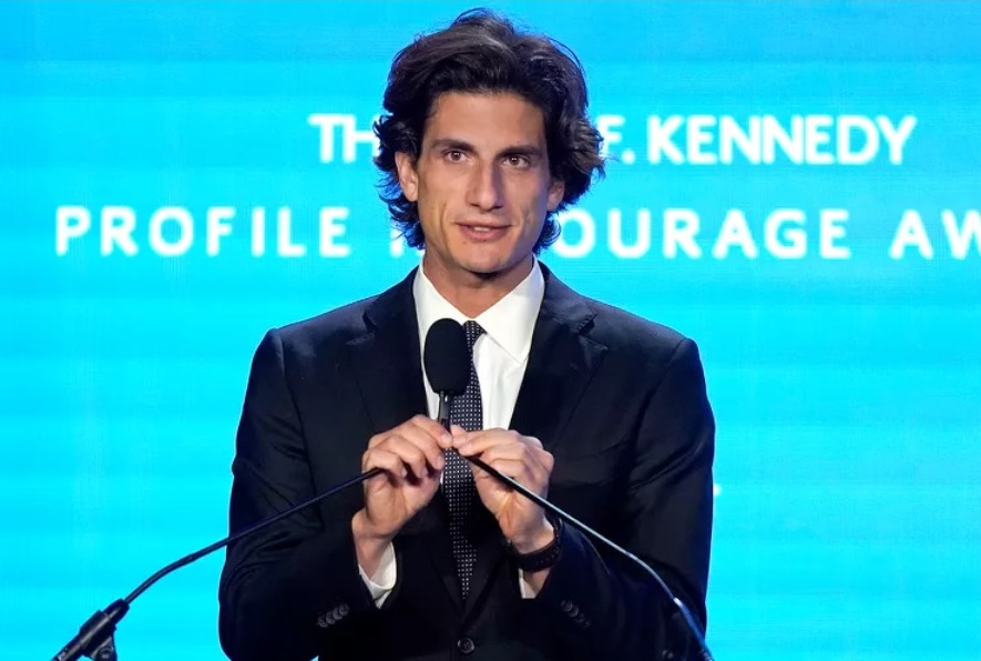 已故甘迺迪總統外孫Jack Schlossberg狠批Julia借其外公外婆的悲劇玩花招。 已故甘迺迪總統外孫Jack Schlossberg狠批Julia借其外公外婆的悲劇玩花招。