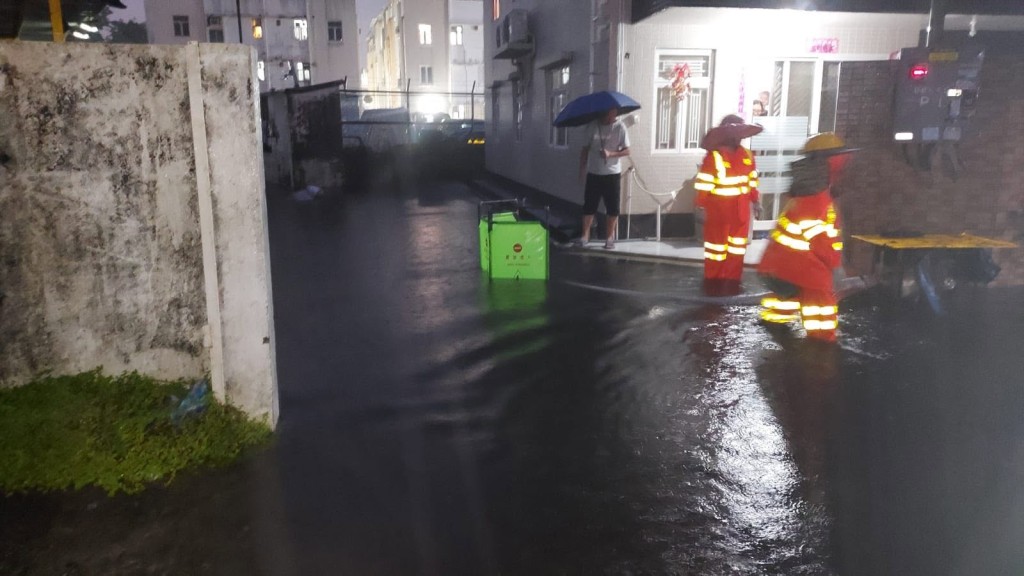 渠務署緊急應變隊伍於下竹園村處理水浸。下水水fb 渠務署緊急應變隊伍於下竹園村處理水浸。下水水fb