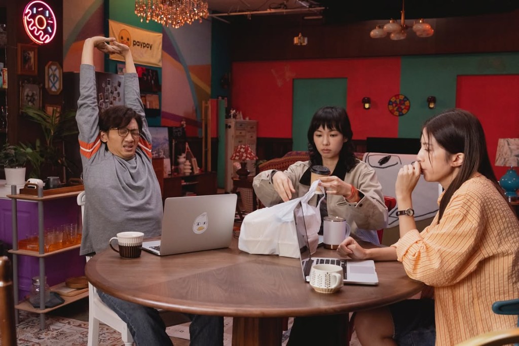 一名剛入職的內地新人在公司迎新午餐後,試圖請全組同事喝奶茶以表感謝,卻意外遭到上司約談。(劇照 非當事人) 一名剛入職的內地新人在公司迎新午餐後,試圖請全組同事喝奶茶以表感謝,卻意外遭到上司約談。(劇照 非當事人)