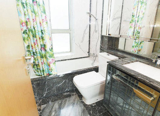 浴室為明廁設計戶，基本潔具完備。