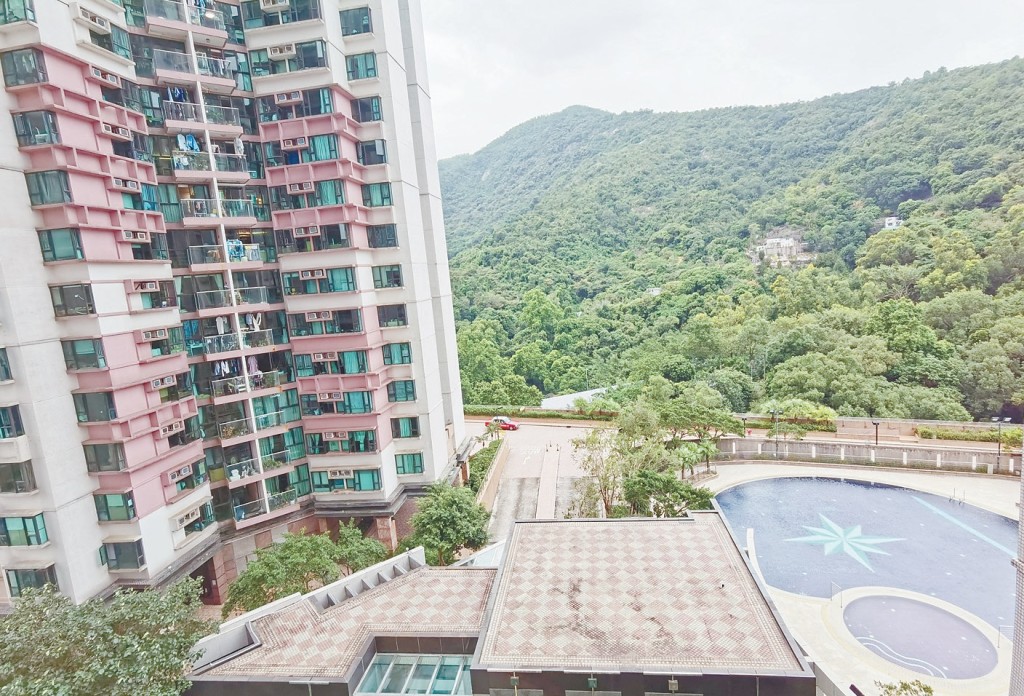  厅堂及房间外望内园泳池及山景，环境宁静。