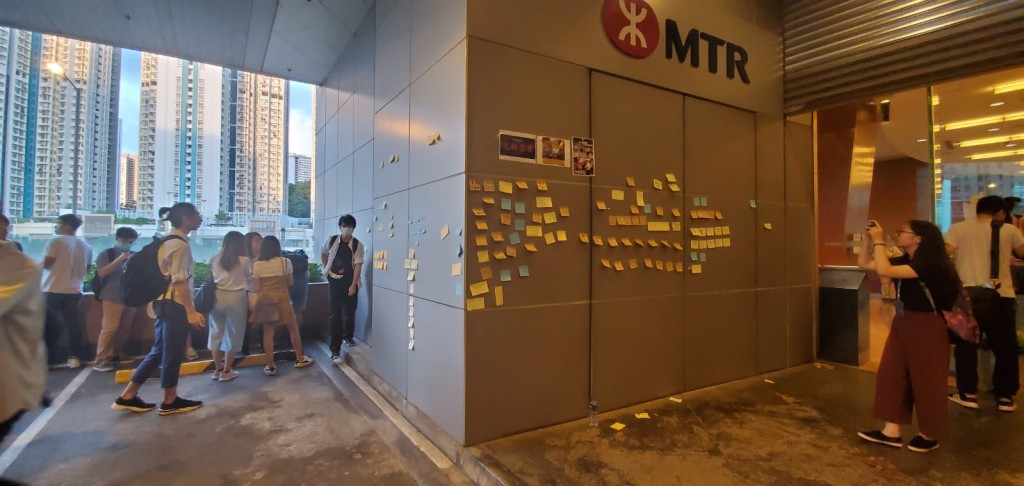市民港鐵總部設「連儂牆」後散去