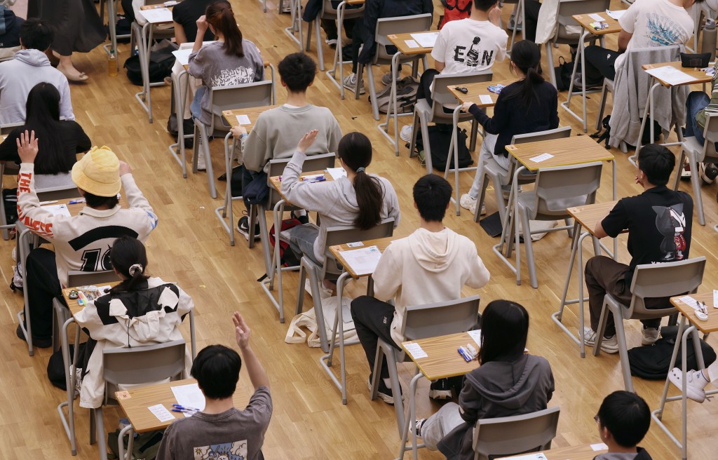 行政长官李家超祝愿应届考生把握时光,珍惜人生沿途好风光,塑造更好的明天。资料图片 行政长官李家超祝愿应届考生把握时光,珍惜人生沿途好风光,塑造更好的明天。资料图片