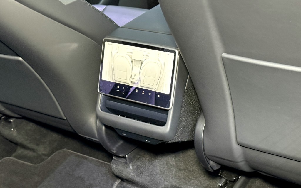 新款Tesla Model Y後排新增8吋觸屏，可於串流平台瀏覽影片。