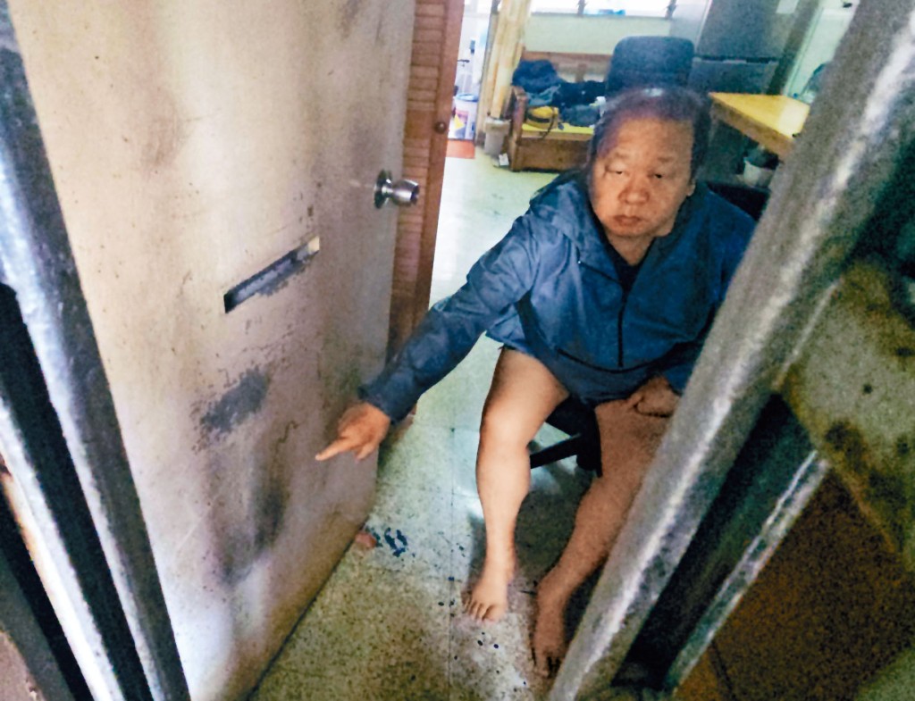 鄭先生表示,門簾被焚時獲鄰居拍門通知及協助將火撲滅,惟木門仍熏黑。