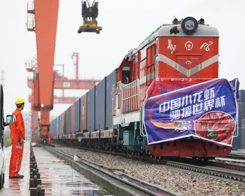 新華社指10萬隻 (約2.5噸) 湖北小龍蝦將送上列車運往莫斯科。網圖