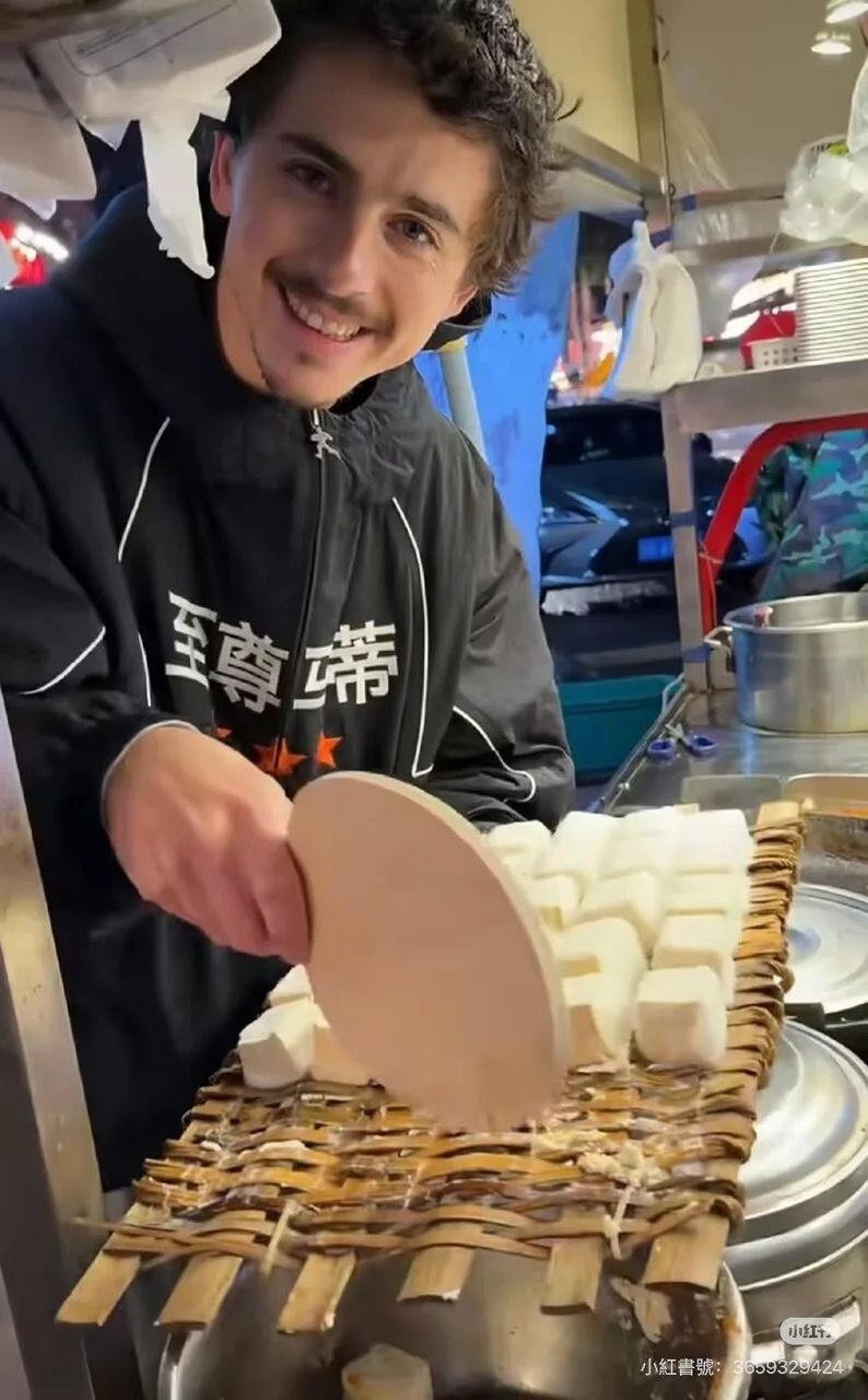 日前，添麥菲在成都做小販，以乒乓球拍賣「霉豆腐」。