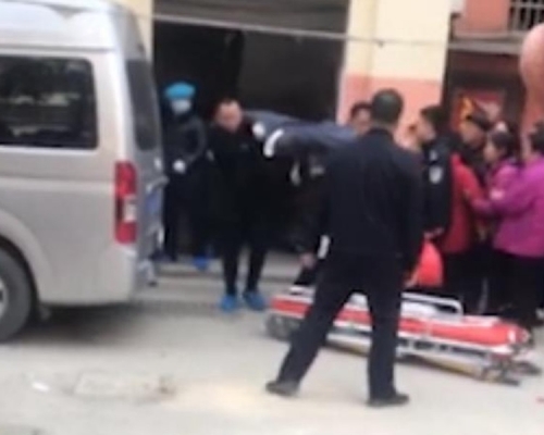 死者被抬走。網圖