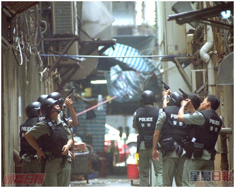 穿避彈衣警員擎槍搜捕悍匪。資料圖片