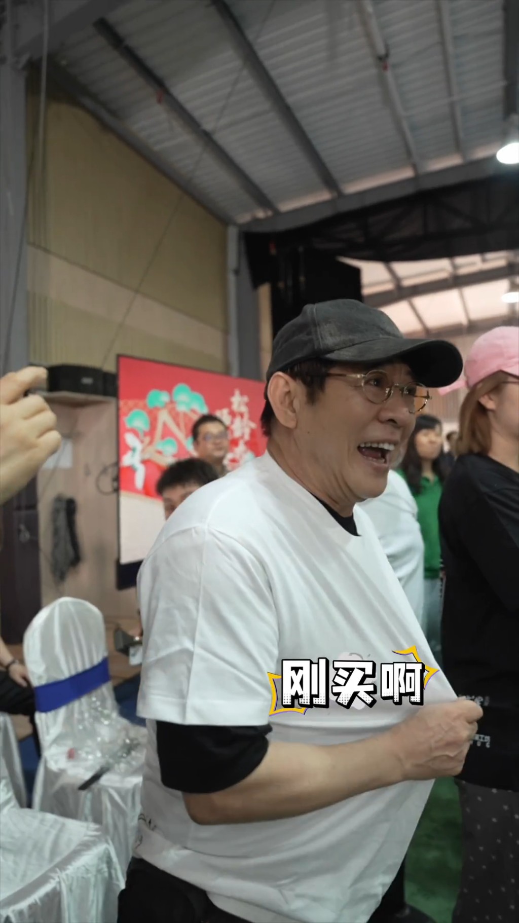 李連杰即場買了T恤，與師兄弟大合照。