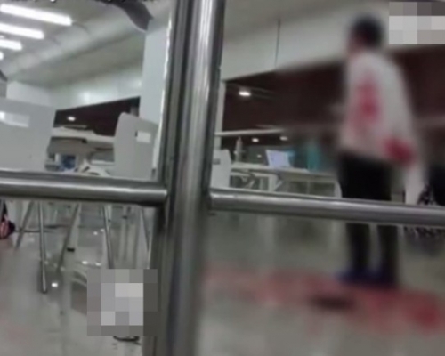 上衣染血的范男行兇後,一度與警員對峙,校內圖書館地面留有多灘血漬。(網圖)