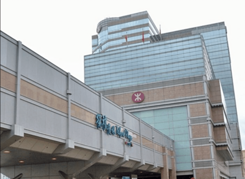 港鐵公司主席金澤培(右)及港鐵公司行政總裁楊美珍(左)對董建華離世表示哀悼。 港鐵公司主席金澤培(右)及港鐵公司行政總裁楊美珍(左)對董建華離世表示哀悼。