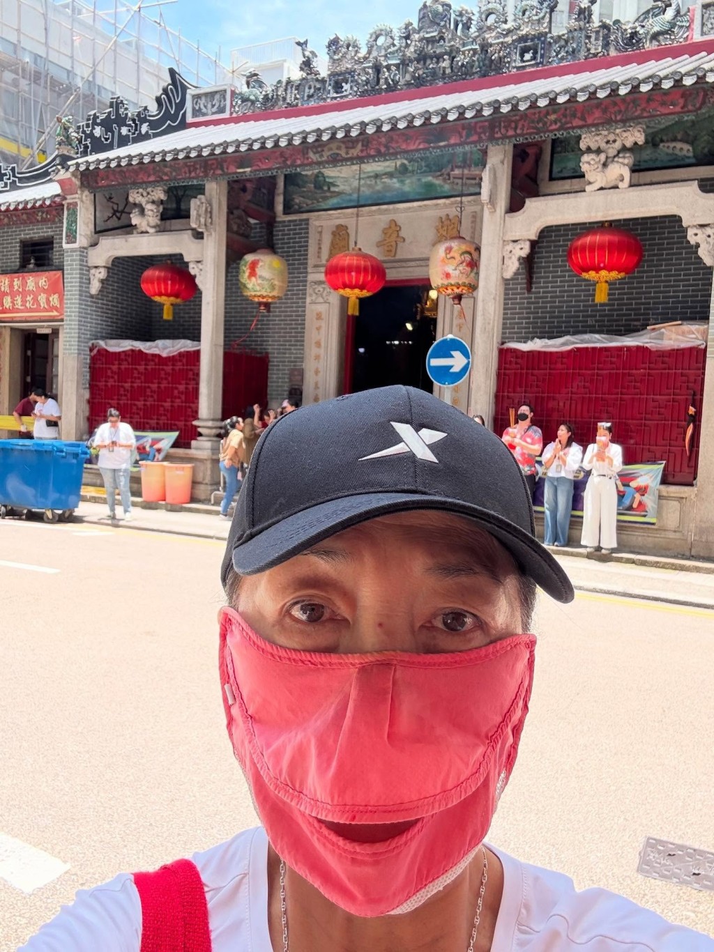 馬海倫今日到紅磡觀音廟參拜,盼雪妮老公唐佳早登極樂淨土。 馬海倫今日到紅磡觀音廟參拜,盼雪妮老公唐佳早登極樂淨土。