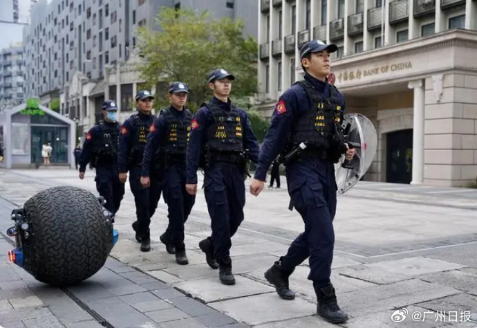 球形机器人可以和特警一起出更。