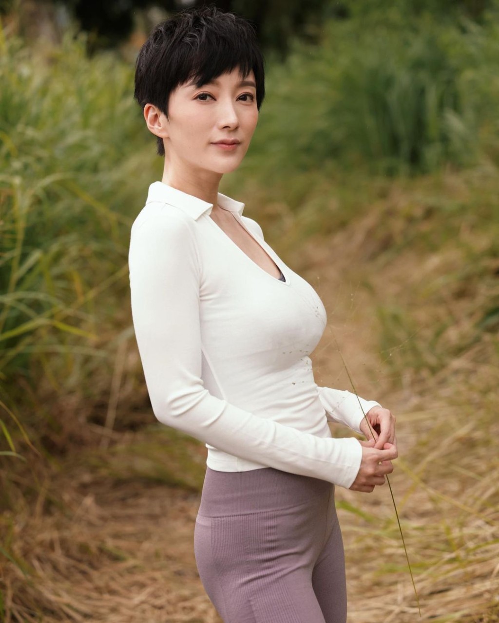 5號李天緃，芳齡35歲，是《2011年度香港小姐競選》十五強。