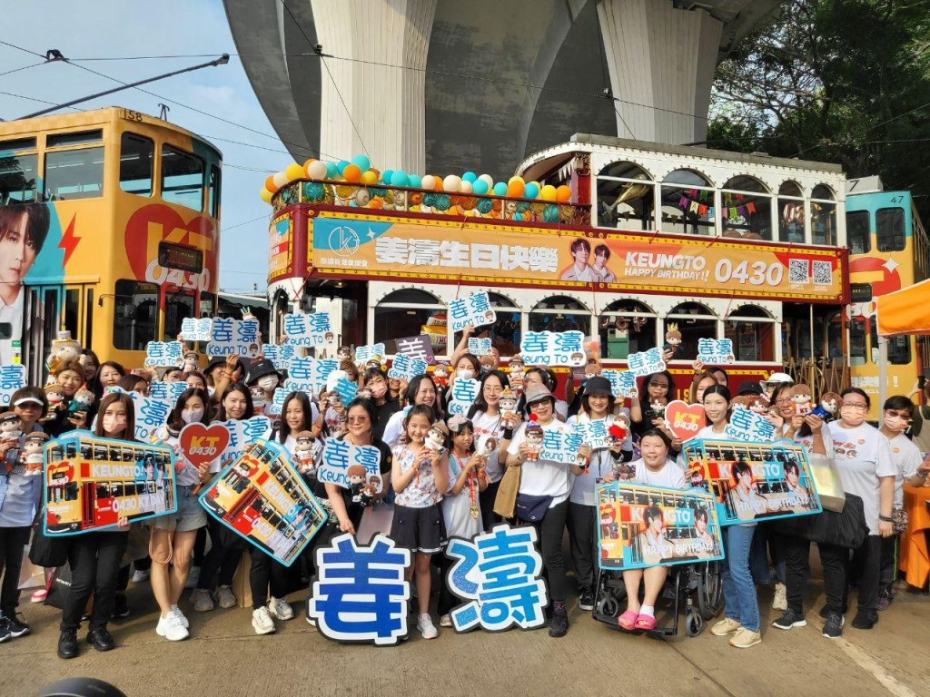 50名幸运姜糖获邀搭首航的姜涛电车。