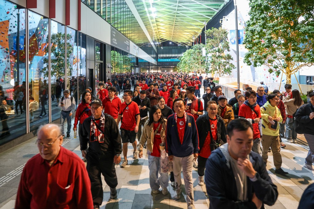賽事開始前2小時，主場館外已經出現人潮。