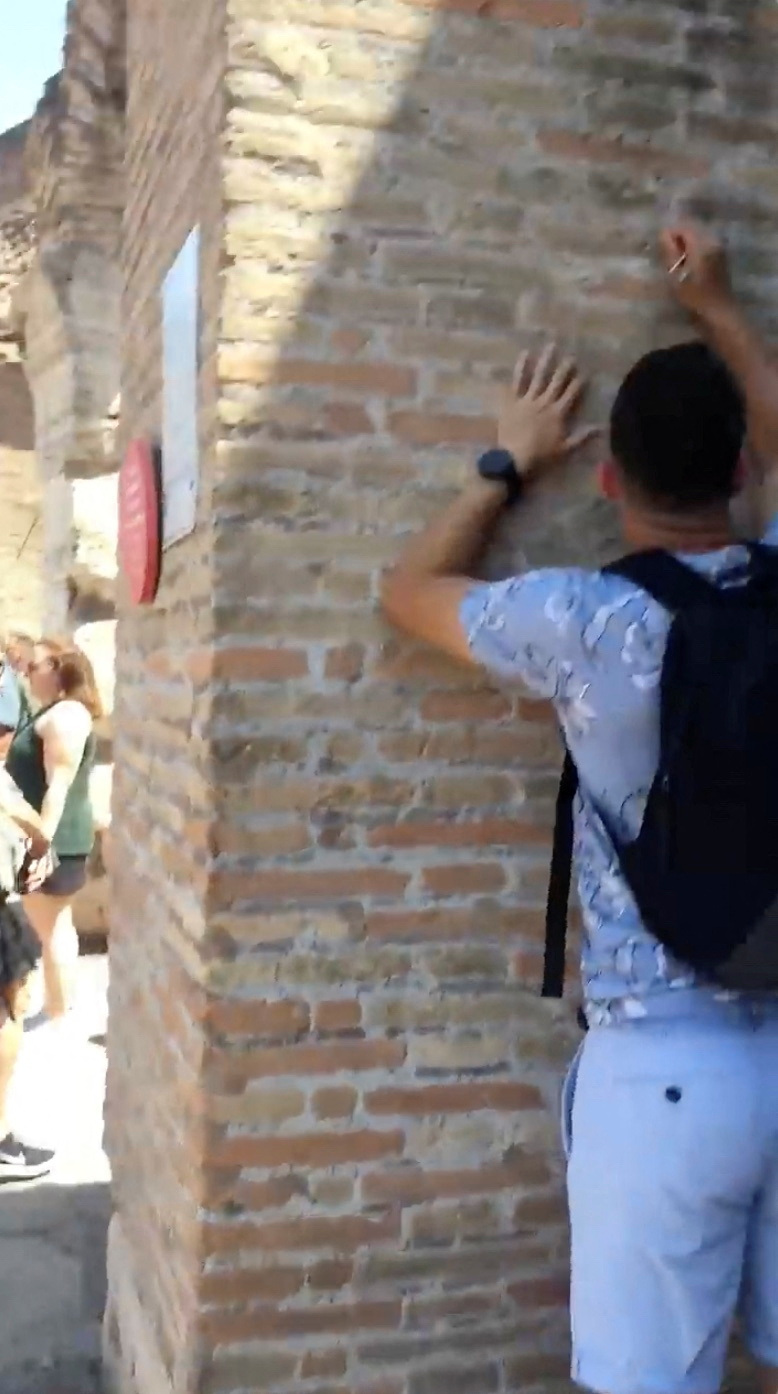 美国加州的游客拍到一名男子在罗马斗兽场刻字。路透社