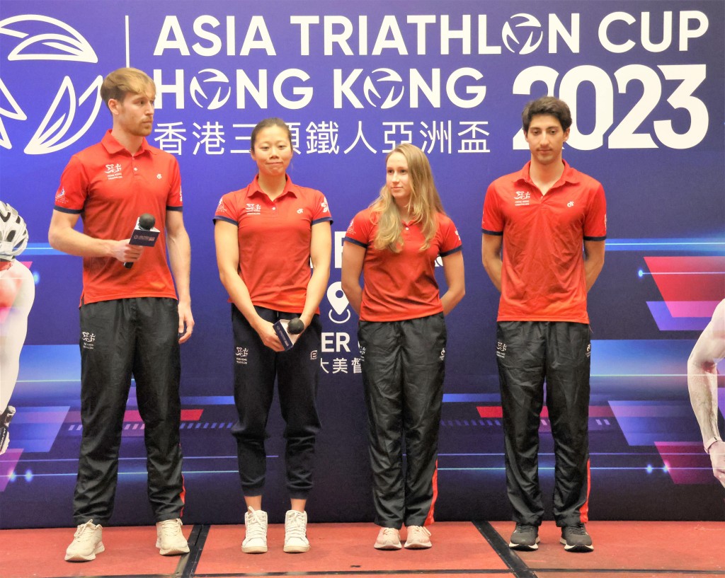 （左起）奥斯卡、蔡欣妍、贺思乐及伍泰龙去年为港队合力夺得亚洲锦标赛接力银牌。陆永鸿摄