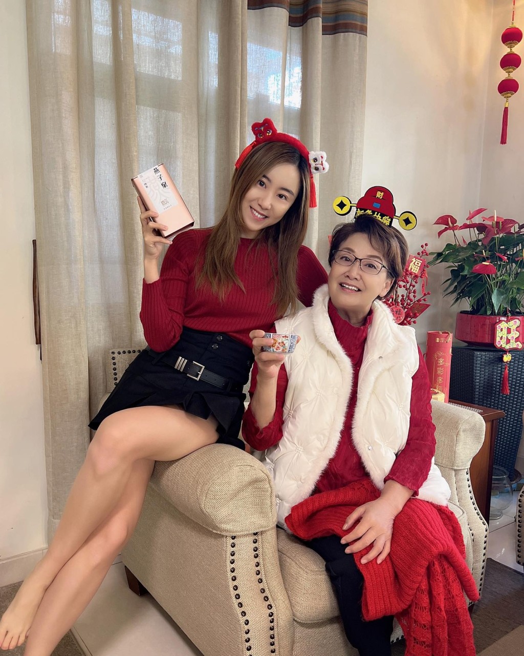 鍾慧冰兩母女在家中不同角落拍攝。