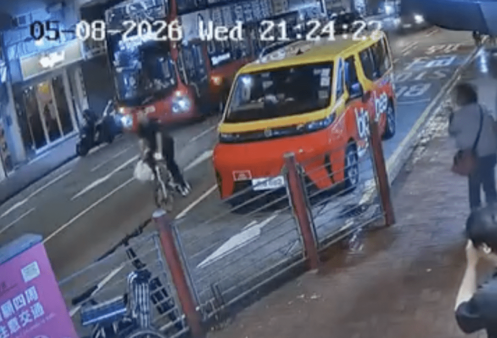 單車男立即追上。Facebook 車cam L(香港群組)影片截圖 單車男立即追上。Facebook 車cam L(香港群組)影片截圖