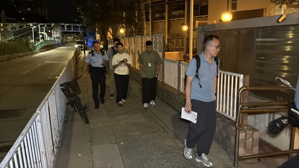 大批警員在場調查。 大批警員在場調查。