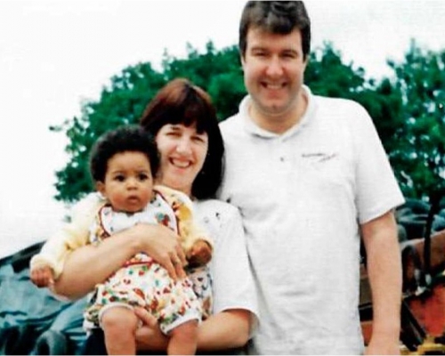 英國一對白人夫婦誕下一名黑人女兒，父親卻堅稱為「隔代遺傳」。網圖