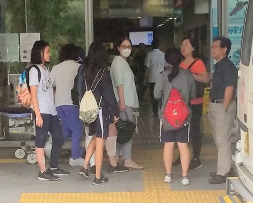 其中5名沒有受傷的少女可以出院離開。楊偉亨攝