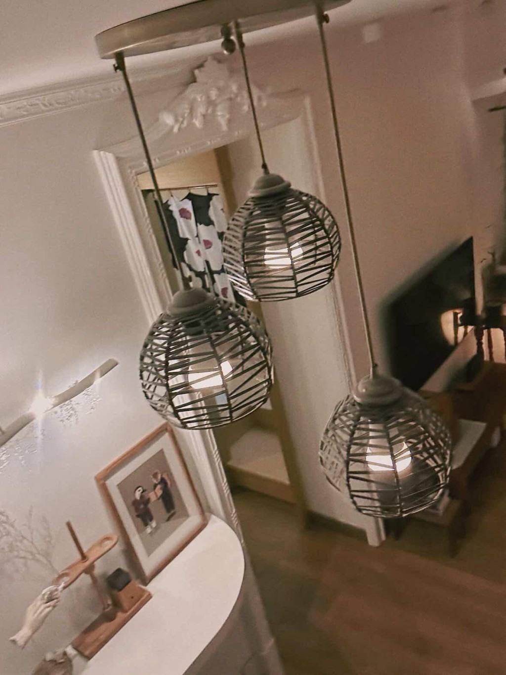 若說家中有故事的物件，Melo表示第一件是客廳的一盞藤編吊燈。