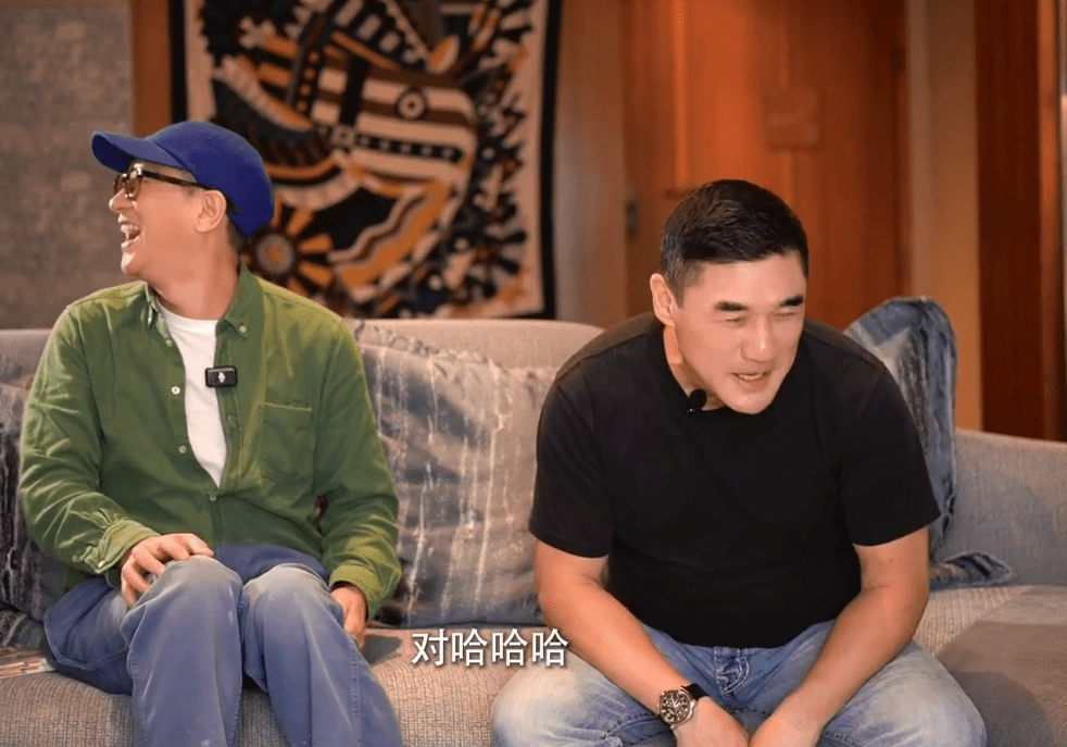 張家輝和老友吳大維一起，立即變大細路。