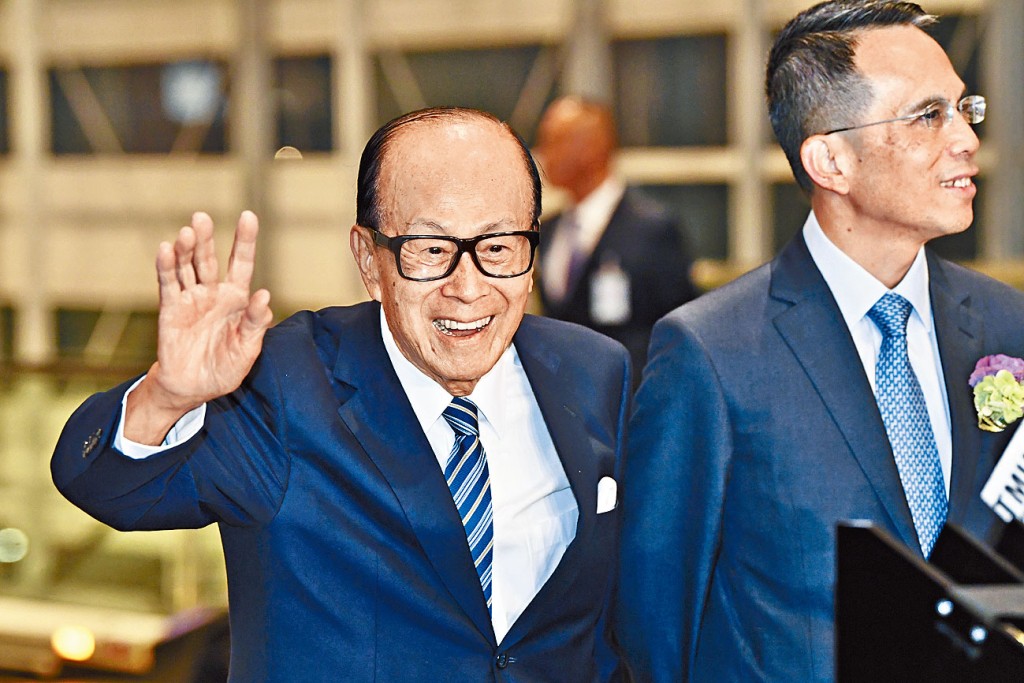 第9位為長和系創辦人李嘉誠及長子李澤鉅。 第9位為長和系創辦人李嘉誠及長子李澤鉅。