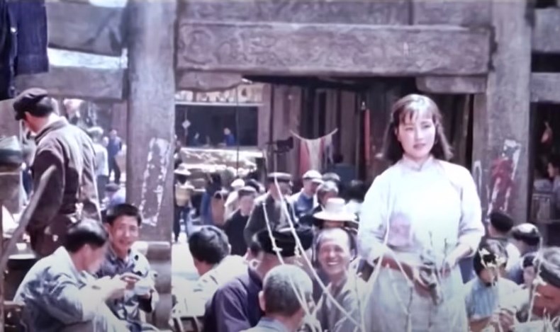 《芙蓉鎮》女主角芙蓉姐劉曉慶開於貞節牌坊旁的米豆腐店。《芙蓉鎮》截圖