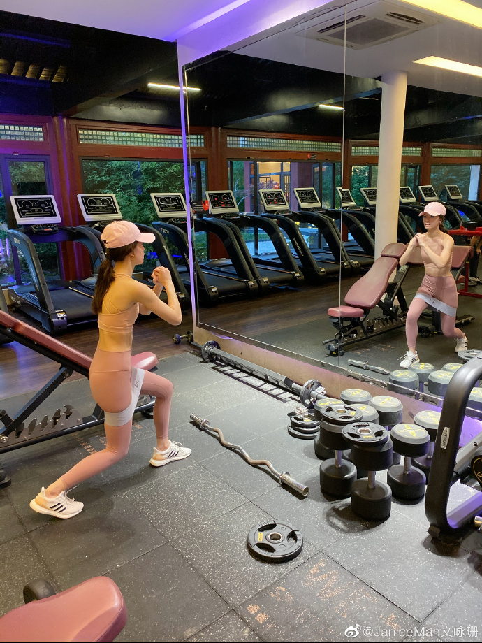 JM襯晒衫帽做運動。