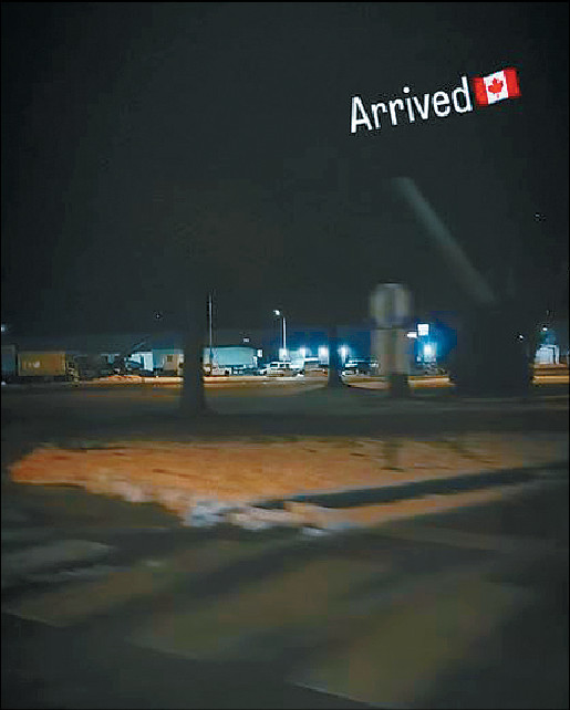 ■AK貼相指已到達當地,見路面開始有積雪。 ■AK貼相指已到達當地,見路面開始有積雪。
