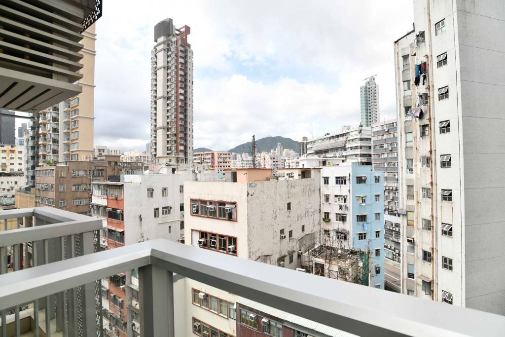 物業附設露台,主要望洋松街一帶樓景。