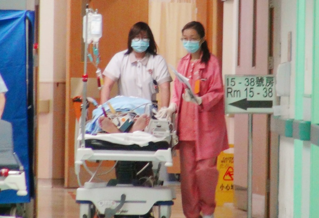 男工人被送到屯門醫院治理。 林思明攝