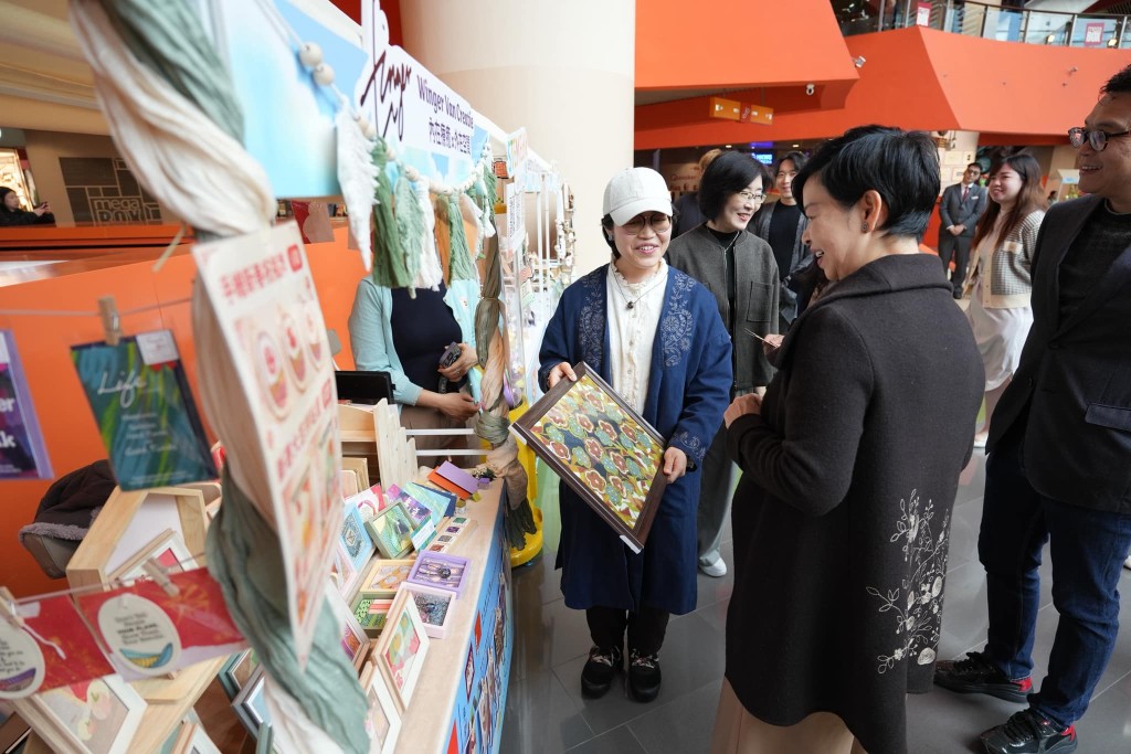 「Winger Van Creatie」由一位淋巴癌患者創立，透過繪畫的色彩與線條，轉化為治癒心靈的力量。何永賢fb圖片