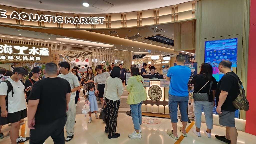 事件發生後，荃灣千海水產分店周日晚上仍然人頭湧湧，大量食客等候排隊入場。黃文威攝