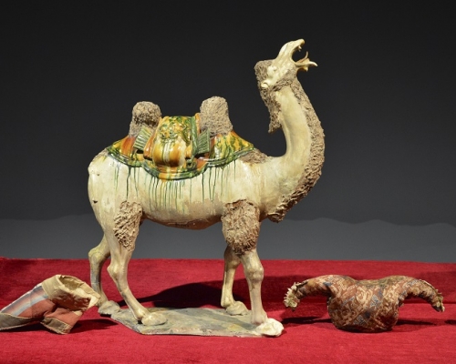 左起：戰國時代金神獸，唐朝三彩載物駱駝，漢朝「延年益壽大宜子孫」錦雞鳴枕，漢晉時代紅地暈繝緙花靴。資料圖片