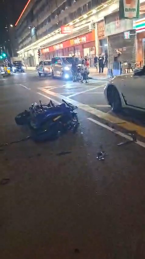 電單車被撞後，碎片散落一地。網上片段截圖