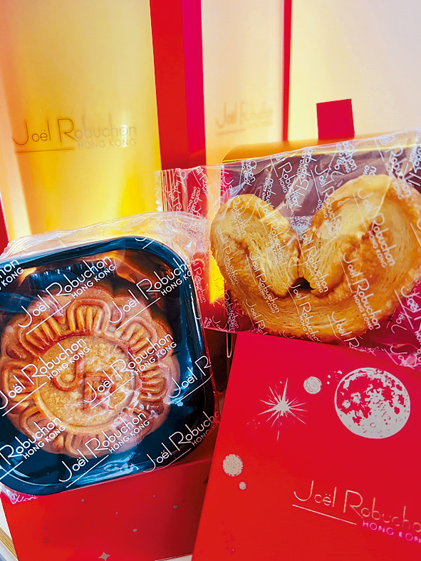 Jol Robuchon月餅禮盒紅燈籠設計,附有手工月餅及金獎蝴蝶酥。 Jol Robuchon月餅禮盒紅燈籠設計,附有手工月餅及金獎蝴蝶酥。