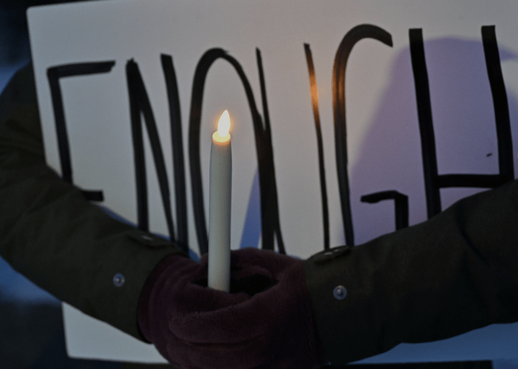 除了事發地明尼阿波利斯市，紐約、西雅圖、底特律、華盛頓、洛杉磯及芝加哥等大城市均出現大規模示威。美聯社