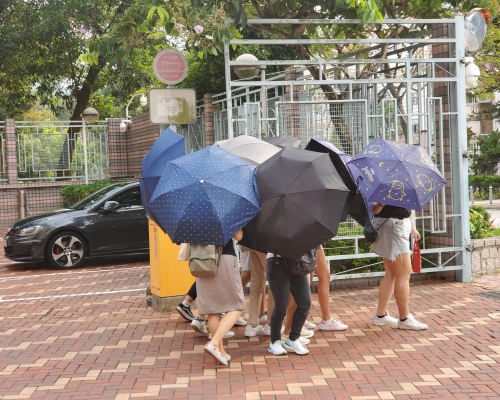 被告陳宇崑（米色長褲白鞋）。 陳子豪攝