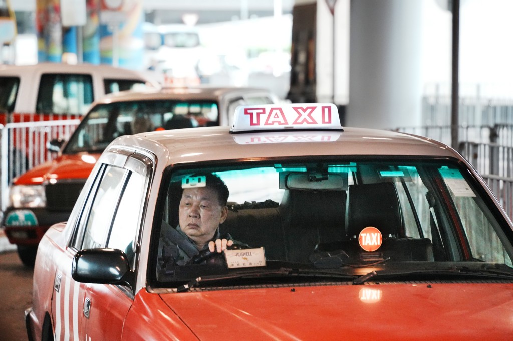政府建議收緊商用車司機體格證明要求，包括年齡門檻由70歲降至65歲，並改為一年一檢。