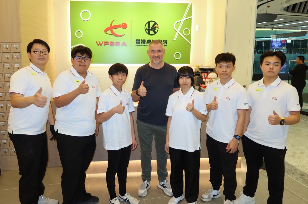 亨特利跟香港桌球學院的學員開心合照，他認為初學者最緊要享受打波，一步步創造出自己風格。徐嘉華攝